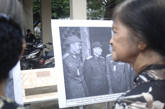 Người dân Đồng Tháp đẫm nước mắt viếng Anh hùng Nguyễn Văn Bảy ảnh 17